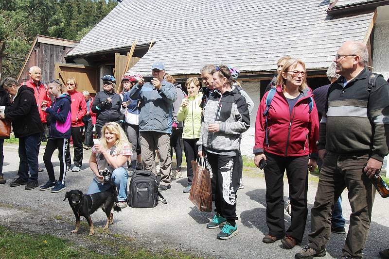 Dvacátý druhý ročník plavení dříví na Schwarzenberském kanálu na Jeleních vrších byl plný hudby, tance. Plavební ředitel Hynek Hladík dostal k červnovým 70. narozeninám dřevěnou sochu plavce Hynka, která stojí naproti Expozici Schwarzenberského kanálu.