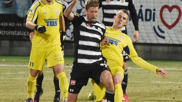 Richard Kalod v zápase s Varnsdorfem dostal čtvrtou žlutou kartu, ve Znojmě tudíž bude v pátek chybět (na snímku ho atakuje varnsdorfský Lischka).