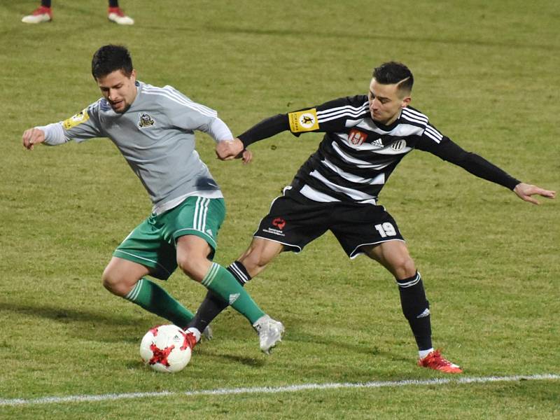 Fotbalisté Dynama naposledy doma propadli s Olympií Praha 0:1 (Jakub Pešek bojuje s hostujícím Miroslavem Vernerem), napraví si reputaci ve středeční dohrávce s Varnsdorfem (17.00)?