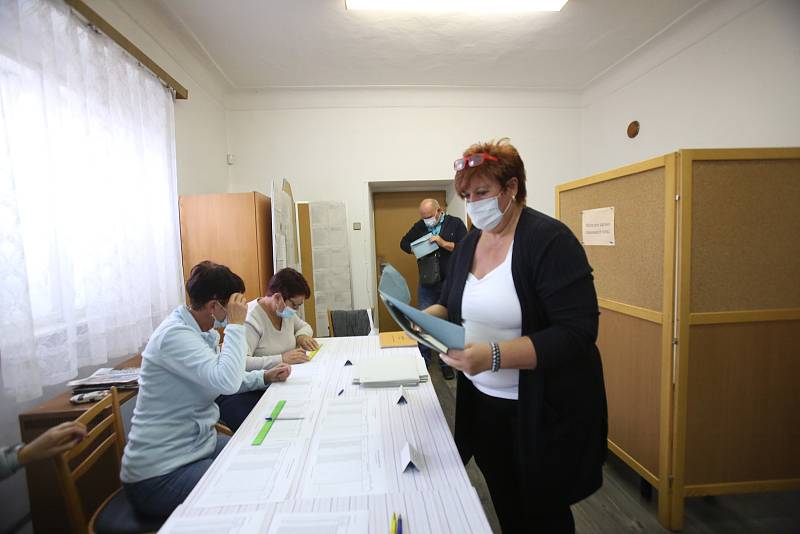 V Komařicích se pohybuje volební účast do krajského zastupitelstva standardně mezi 25 až 30 procenty.