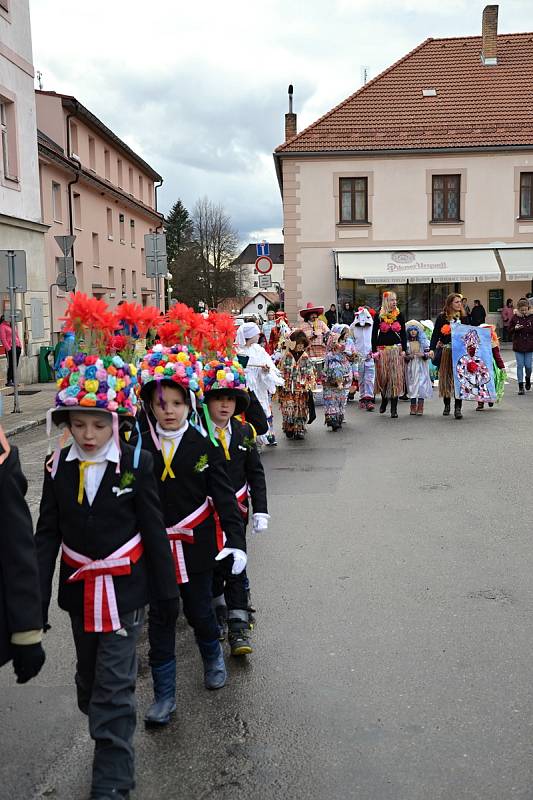 Do Masopustu v Nových Hradech se zapojily i děti.