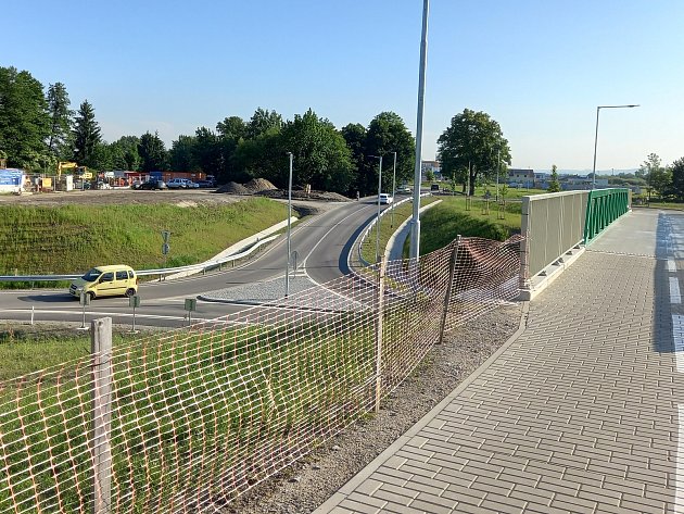 The southern tangent connects the road I/3 and D3 near Roudného.  The image shows the roundabout between České Budějovice and Včelná.