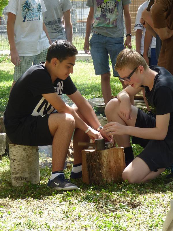 Zpátky do pravěku se v pondělí vrátili na Česko-anglického gymnáziu v Českých Budějovicích.