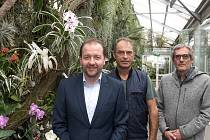 Na snímku jsou zleva místostarosta Bernhard Baier, specialista Johann Kienbichl a vedoucí zahrady Friedrich Schwarz. 