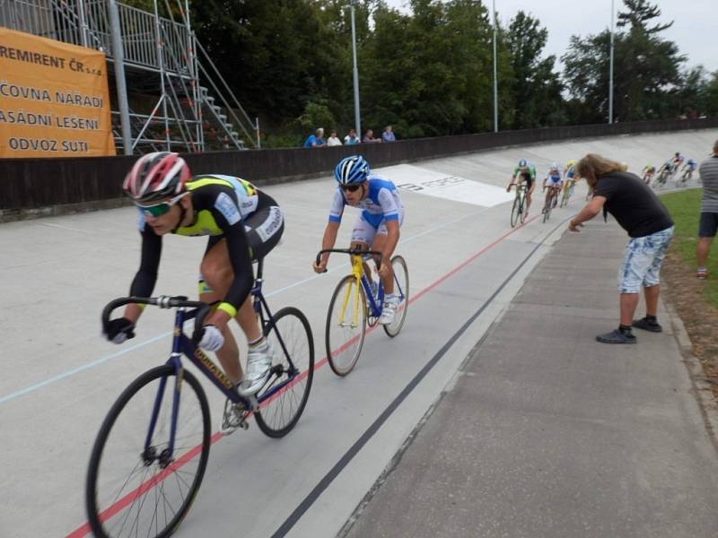 DRÁHA. O jihočeských úspěších v dráhové cyklistice nebylo dlouho slyšet. V poslední době se na dráze daří zvláště kadetu Petru Klabouchovi (vlevo). Nedávno vyhrál závod v Prostějově. 