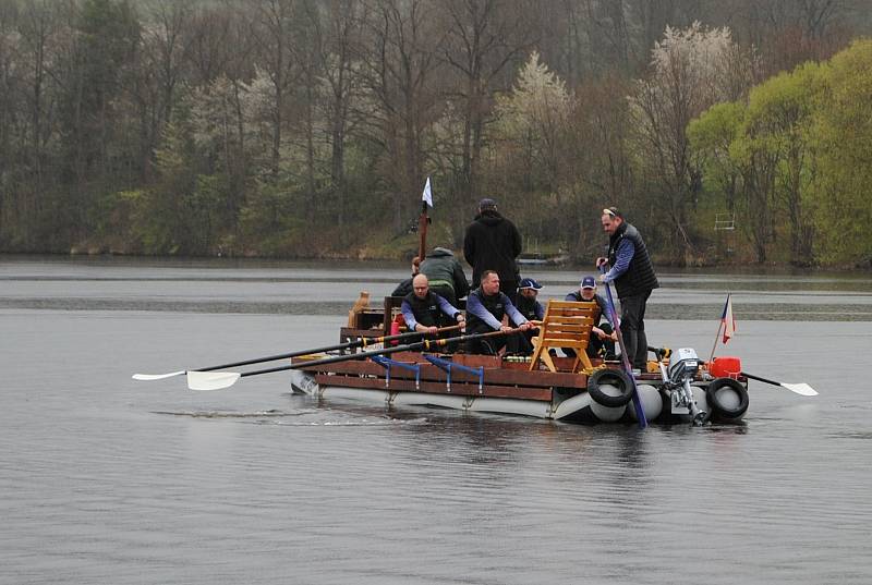 Po stopách vltavských plavců 2021. Letošní ročník, který se jede na voru a odstartoval na Purkarci, je věnovaný 300. výročí blahořečení patrona všech plavců a lidí od vody, sv. Jana Nepomuckého.