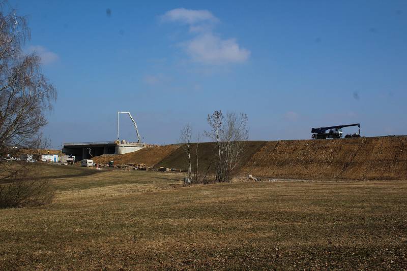 Stavba dálnice v úseku u Dolního Třebonína mezi Dolní a Prostřední Svincí.