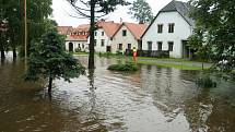 Dramatická byla situace na Českokrumlovsku. Rozvodněný tok řeky Černé zatopil dům v Benešově nad Černou