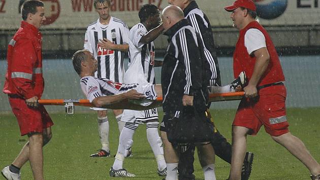 Rudolf Otepka, jenž svým gólem z penalty zápas rozhodl, pro silnou křeč v noze zápas nedohrál.