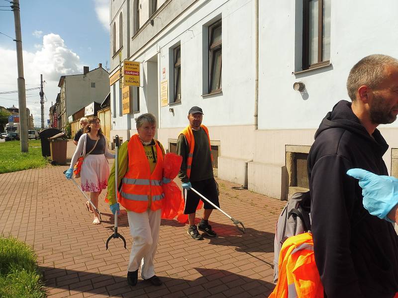 Budějčtí bezdomovci uklízeli v pátek 3. července Rudolfovskou třídu. Vedl je dobrovolník František. Za odměnu dostanou stravenky.