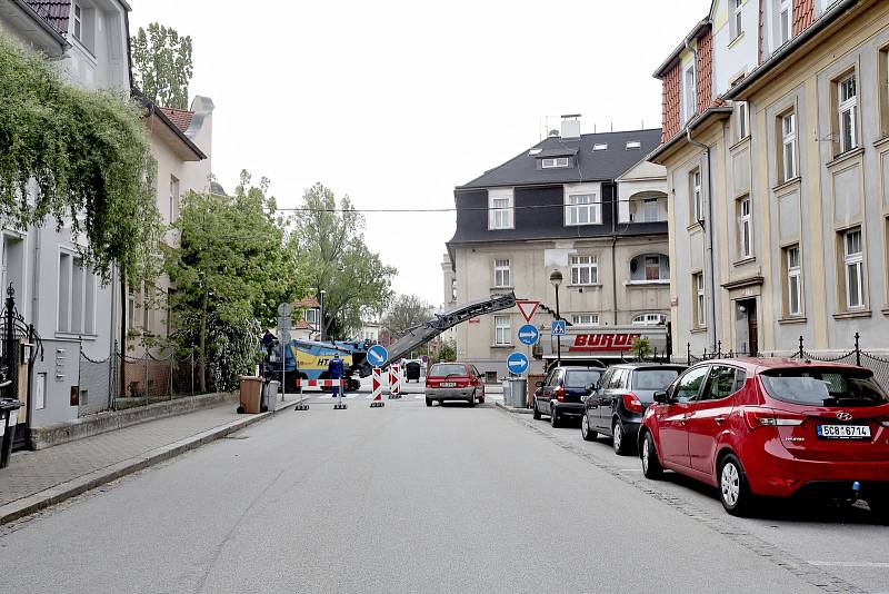 Uzávěrka Mánesovy ulice komplikuje dopravu v Českých Budějovicích.