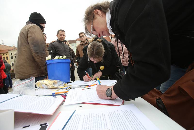 Na českobudějovickém náměstí Přemysla Otakara II. se v sobotu od 14 hodin demonstrovalo proti zpřísněným epidemiologickým opatřením.