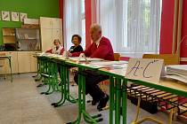 Volby v českobudějovické základní umělecké škole na okraji Palackého náměstí.
