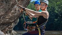 Na skále nad Vltavou mezi Hlubokou a Purkarcem je nová via ferrata, vhodná je i pro rodiny s fyzicky zdatnými dětmi.