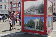 Velkoformátové fotografie českobudějovického fotografa Milana Bindera s názvem Když století městem proletí na náměstí v Českých Budějovicích.