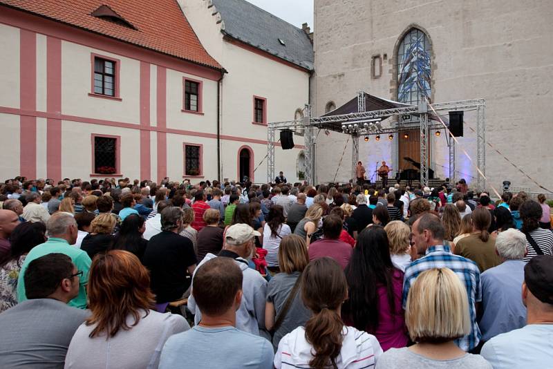 Irský písničkář a držitel Oscara Glen Hansard zahrál 1. srpna na nádvoří kláštera v Milevsku.