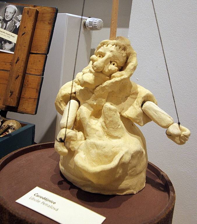 Jihočeské muzeum vystavuje do 31. srpna zajímavosti ze své sbírky loutek. Představuje například porcelánové loutky  z první poloviny 19. století, se kterými se hrálo na zámku v Římově, i ukázky divadel či rekvizity.