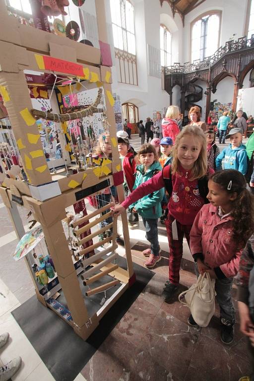 Na 1500 dětských prací nabízí výstava Když se hudba vybarví, která začala 2. dubna v hlubocké jízdárně Alšovy jihočeské galerie. Potrvá do 21. dubna a vstup je zdarma.