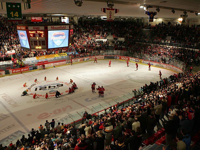 Obrazovky nad kluzištěm zpestřovaly fanouškům hokejové zápasy v Budvar aréně  ještě v předminulé sezoně. V létě 2013  ji majitel, HC Mountfield, odstěhoval i s extraligovým klubem do Hradce Králové. Nyní se chystá nákup nové kostky.