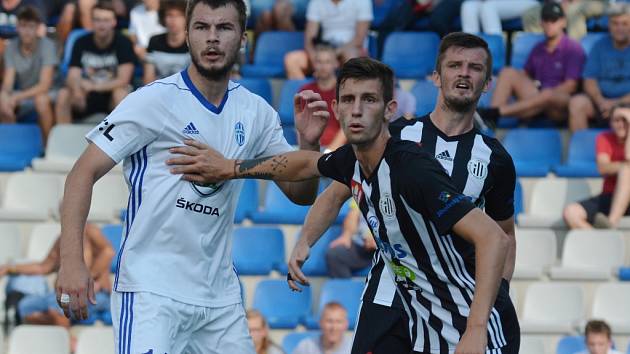 Nikolaj Komličenko, jenž dal v zápase s Dynamem všechny čtyři góly Mladé Boleslavi, v souboji s Lukášem Havlem.