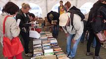 Na šestý ročník literárního festivalu Literatura žije nasbírali pořadatelé na čtyři tisíce knih. Z nich můžete vybírat ve středu 24. dubna a ve čtvrtek 25. dubna v literárním stanu na českobudějovickém náměstí.