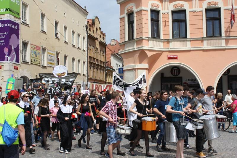 Celý týden žily České Budějovice multižánrovým festivalem Budějovický Majáles. Ten se v pátek rozloučil s krajským městem průvodem na náměstí Přemysla Otakara II., volbou krále a řadou koncertů.