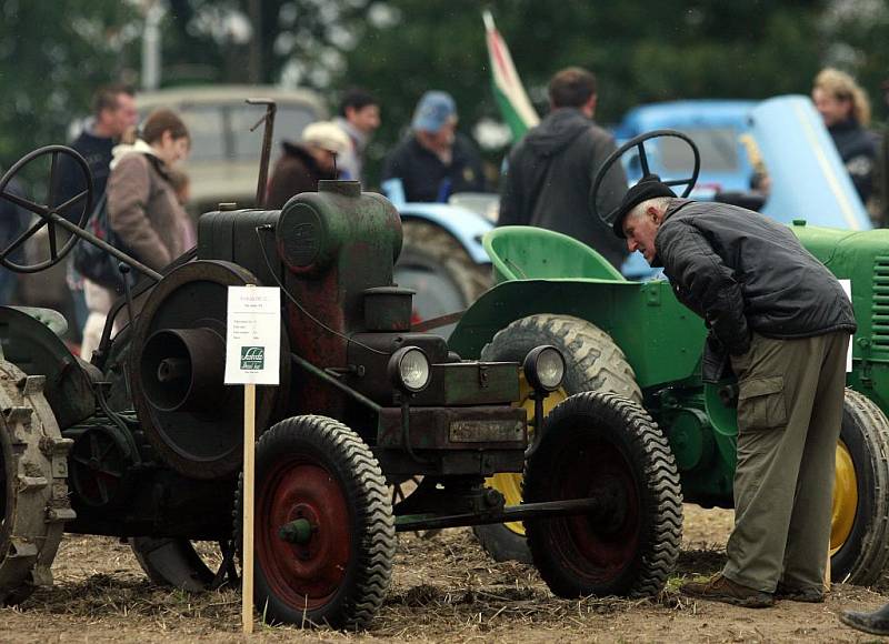 Setkání příznivců starých traktorů s ukázkami orby historickými stroji v Mahouši. 