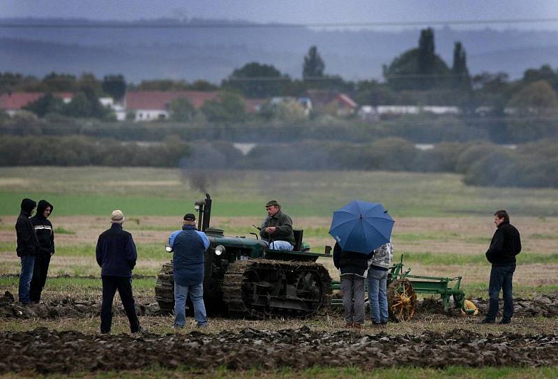 Setkání příznivců starých traktorů s ukázkami orby historickými stroji v Mahouši. 