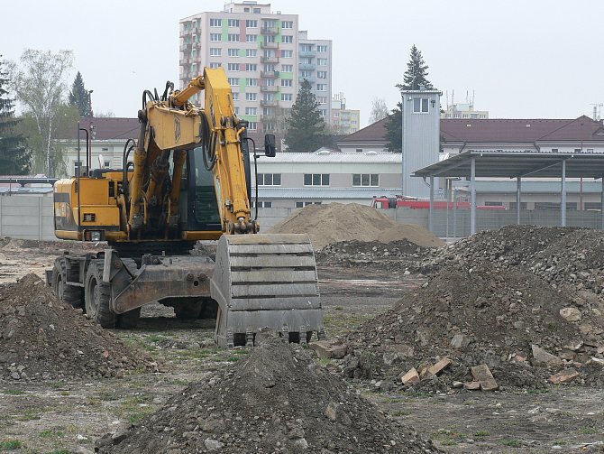 V Jírovcově ulici v Českých Budějovicích už začaly práce na rozšíření parkoviště. Mají skončit v srpnu 2019.