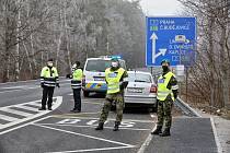 Policejní kontroly na hranicích jihočeských okresů 11. dubna skončily.
