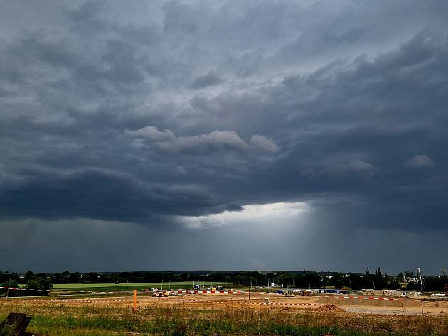 V jižní polovině Česka se znovu objeví bouřky. Vysoké teploty budou pokračovat