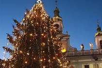 Vánoční stromy se na mnoha místech rozsvítí o prvním adventním víkendu.