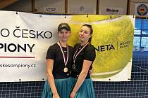 Natálie Rainke (vlevo) a Aneta Pobořilová se stříbrnými medailemi z halového tenisového mistrovství republiky žen v Liberci