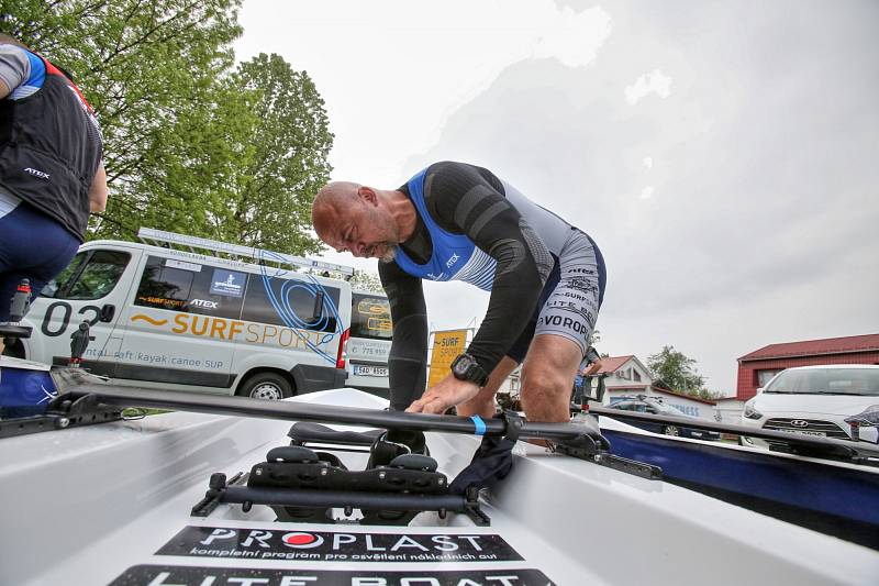 Veslaři vyrazili z Českých Budějovic do Prahy. Připomněli tak voroplavbu na této trase.