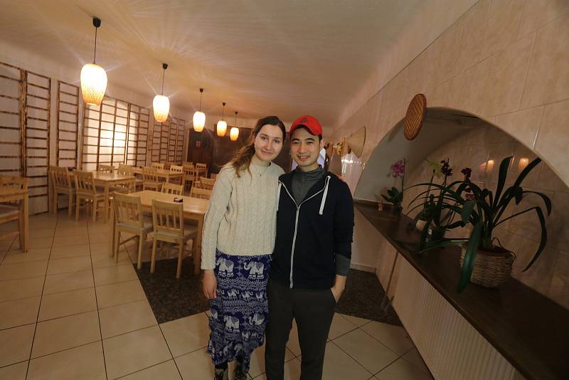 Manželská dvojice dříve provozovala podnik s vietnamskou kuchyní v Otakarově ulici, kde dříve byla restaurace U Hrdinů.