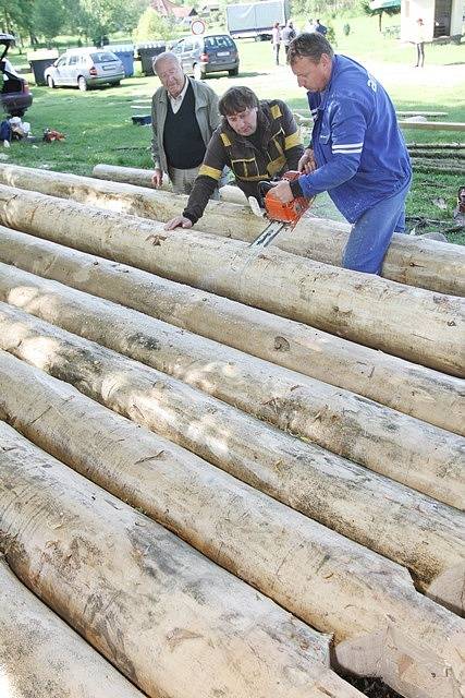 Členové spolku Vltavan z Purkarce u Hluboké nad Vltavou dokončili v sobotu v kempu ve Střelských Hošticích stavbu vorové tabule složené z devíti šestimetrových klád. 