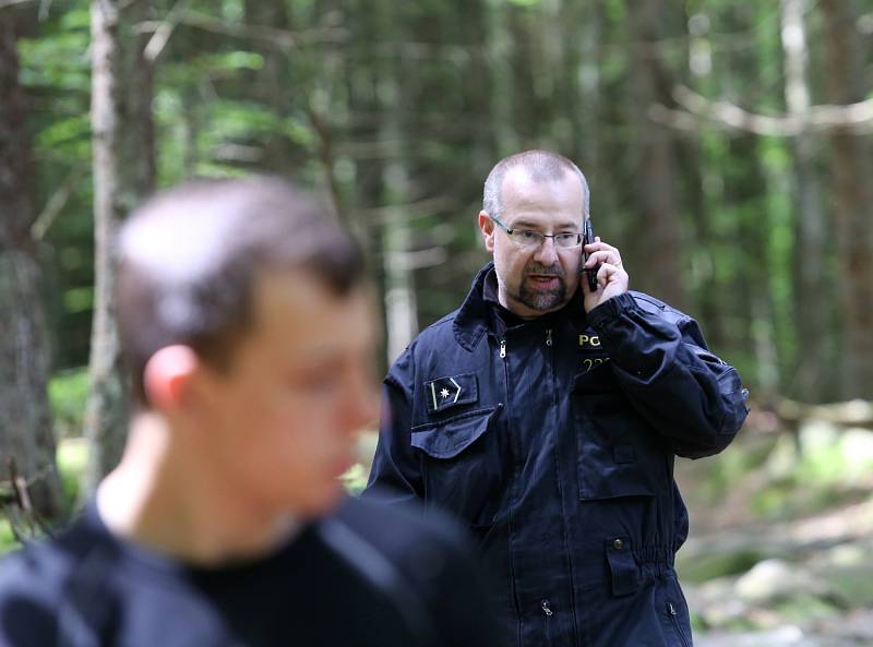 Na Stožci cvičili policisté, hasiči, záchranáři a stržáci Šumavy spolupráci při záchraně neukázněných cyklistů