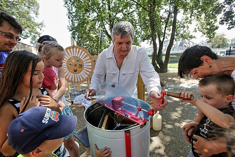 Vědecký pracovník Václav Krištůfek naučil děti v BosoNoze, jak se vytáčí med.