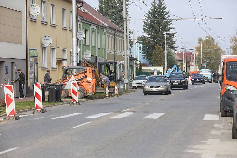 Lidická ulice se opravuje.