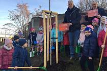 Ve středu se v Hluboké nad Vltavou uskutečnilo slavnostní otevření projektu "Výsadba dřevin Pod Pilou - Barokní kříž v lokalitě na Křesíně. Toho se účastnily i děti zde zdejší mateřské školy.