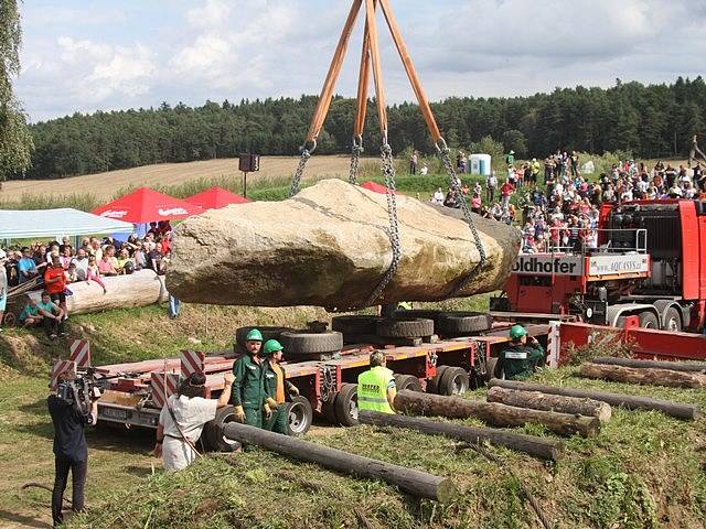 Nový balvan pro areál "Jihočeského Stonehenge" v Holašovicích dorazil do vsi. Vztyčen bude příští rok o letním slunovratu.