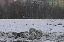 Zima v roce 2006 naplnila koryto Vltavy mohutnými ledovými krami.