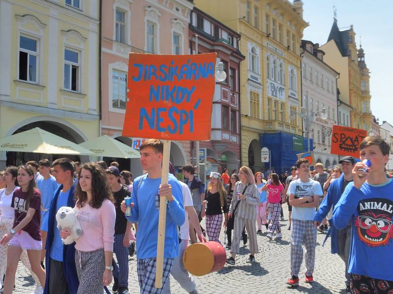 Budějovický majáles vyvrcholil v pátek 24. května tradičním průvodem městem. Studenti ze 17 škol prošli ulicemi centra v maskách. Dav mířil na Sokolský ostrov, kde program pokračoval volbou Krále majálesu. Navečer se zde tradičně koná hudební program.