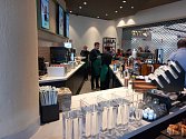 Milovníci kávy, pozor. Starbucks v Českých Budějovicích otevírá.