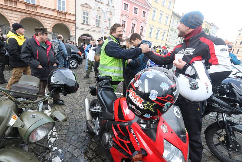 Sraz motorkářů na budějovickém náměstí Přemysla Otakara II. na Štědrý den.