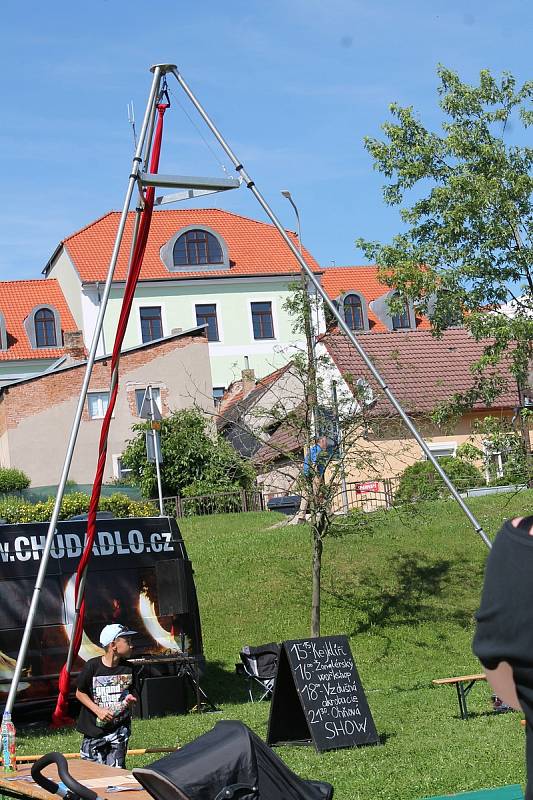 Kejklíři a žongleři bavili na nábřeží v Týně nad Vltavou.