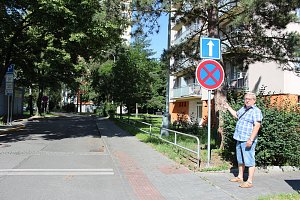 Dopravní značení v Kubatově ulici se nezdá Václavu Lomskému. Podle něho zde chybí dopravní značka ukončující jednosměrný provoz.