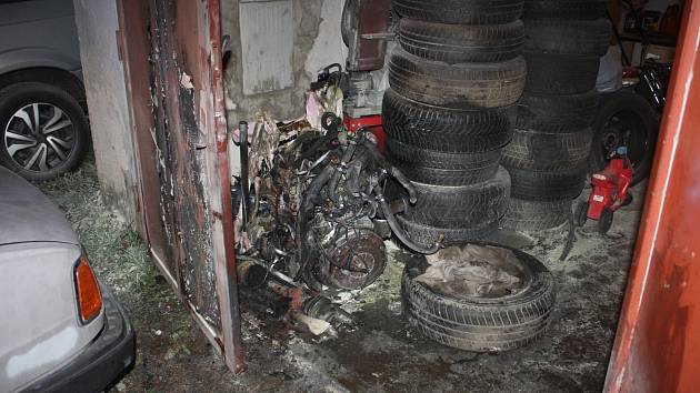 Páteční požár garáže v Týně nad Vltavou skončil odnesli popáleninami dva chlapci.