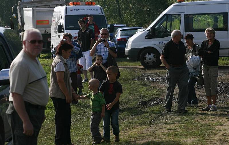 Na silnici mezi Týnem nad Vltavou a Hlubokou nad Vltavou mohli 18.srpna řidiči potkat těžký náklad. Po trase se vezla pětapadesátitunová motorová výletní loď jménem Malše, kterou technika naložila na tahač u mola v Týně. Loď se stěhovala z