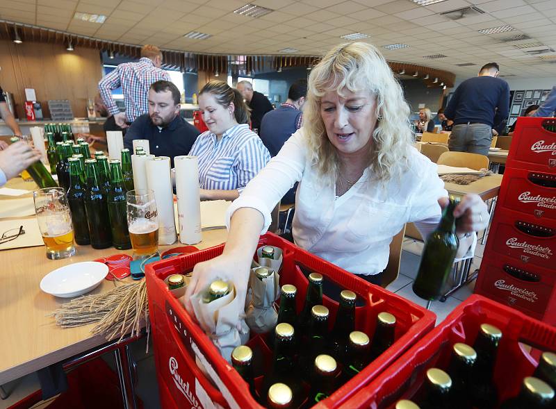 Tři tisíce lahví ručně baleného Budějovického Budvaru bude od okamžiku, kdy se v sobotu rozsvítí Vánoční strom, k dostání na adventních trzích na českobudějovickém náměstí Přemysla Otakara II.